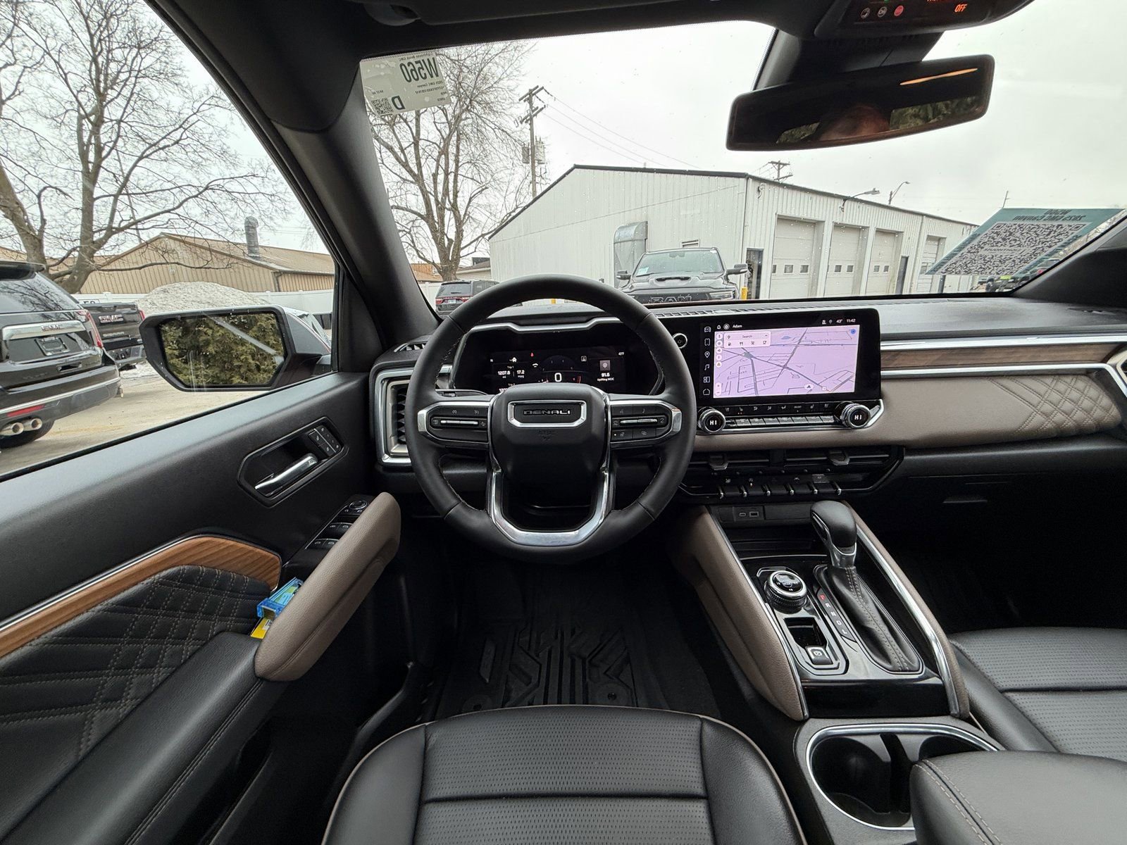 Used 2025 GMC Canyon Denali image 2