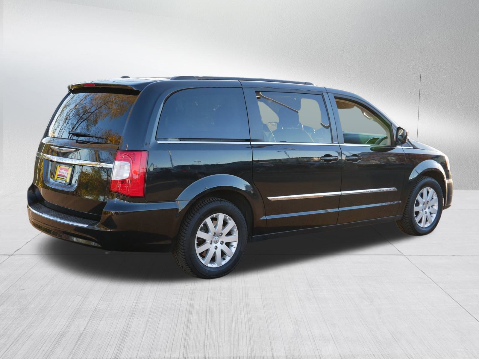 Used 2014 Chrysler Town & Country Touring image 7