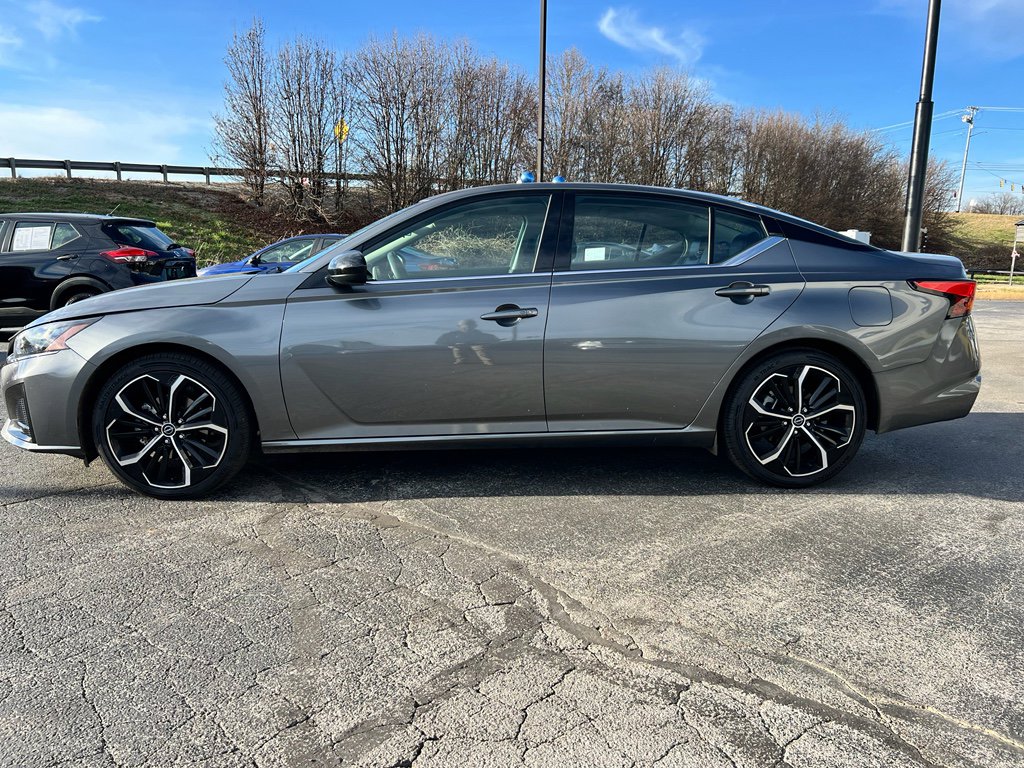 Used 2023 Nissan Altima 2.5 SR image 2