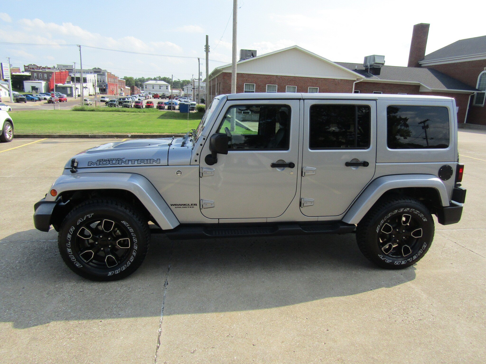 Used 2017 Jeep Wrangler Unlimited Sahara AWD/4WD image 6