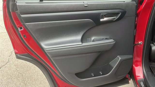 Certified 2023 Toyota Highlander XLE image 19