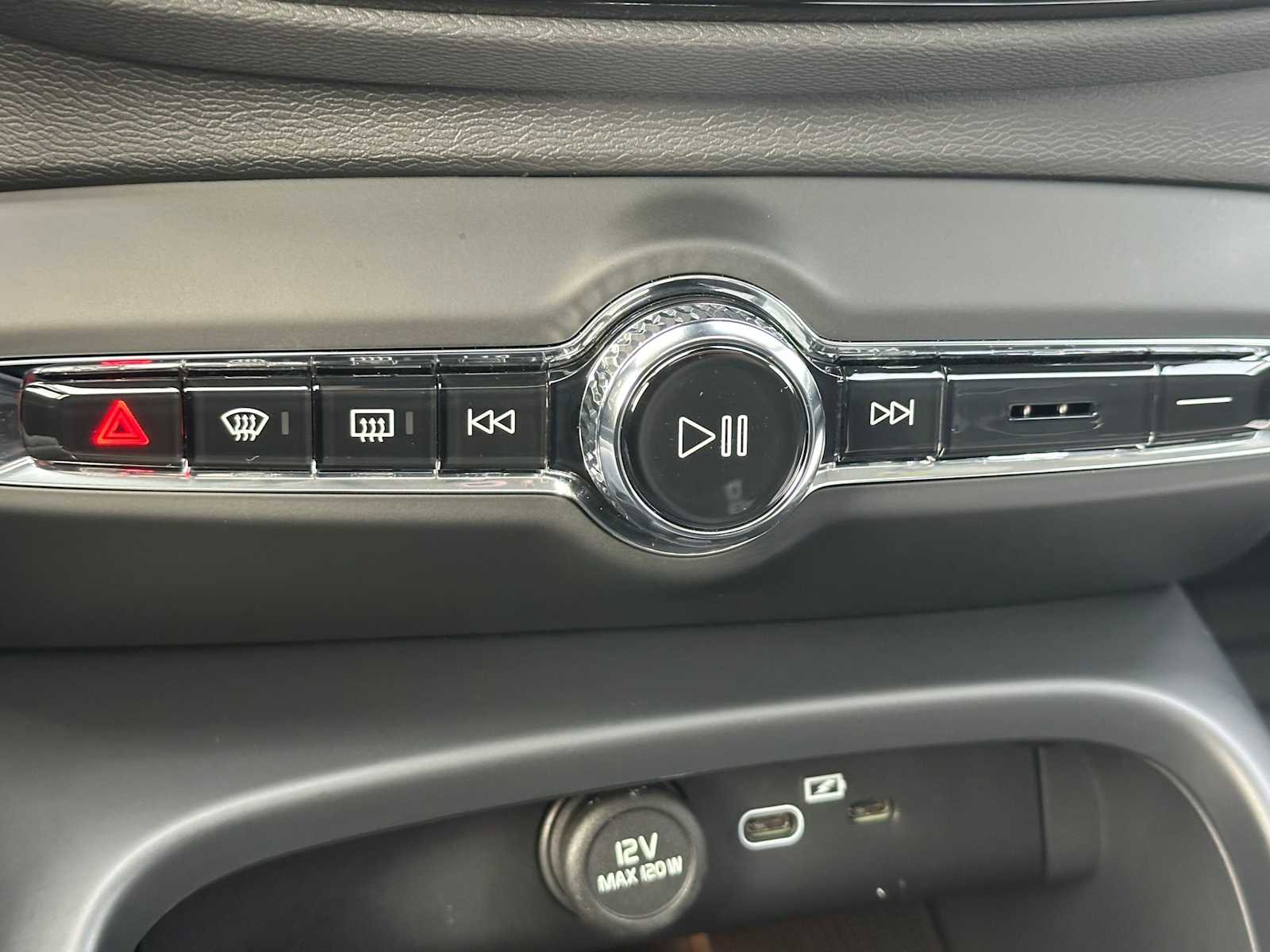 Used 2025 Volvo XC40 B5 Core w/ Climate Package image 29