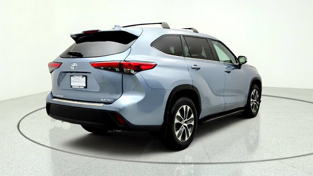 Used 2023 Toyota Highlander XLE AWD/4WD image 5