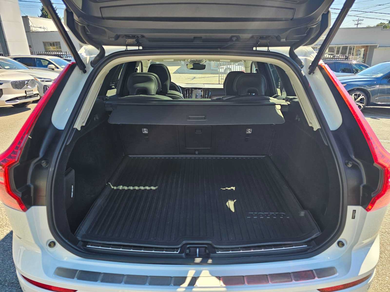 Used 2023 Volvo XC60 B5 Plus w/ Protection Package Premier AWD/4WD image 15