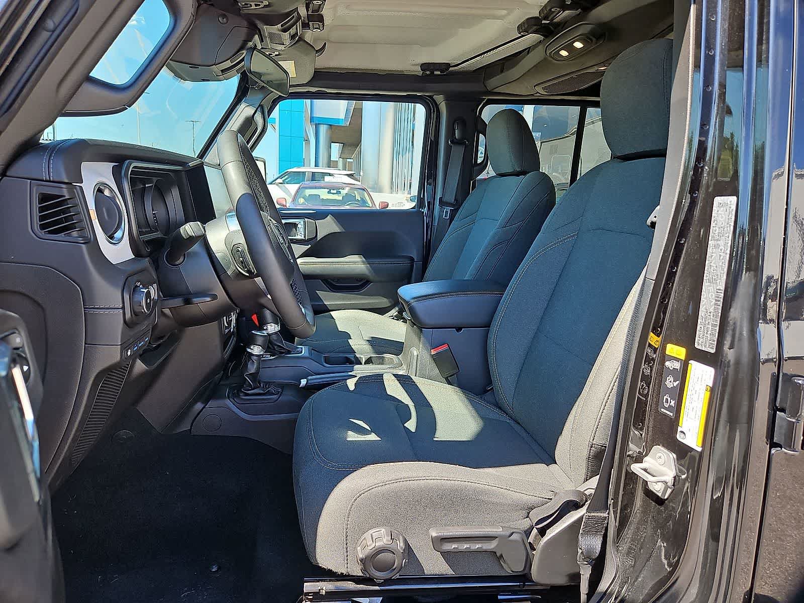 Used 2025 Jeep Wrangler Unlimited Sahara AWD/4WD image 24