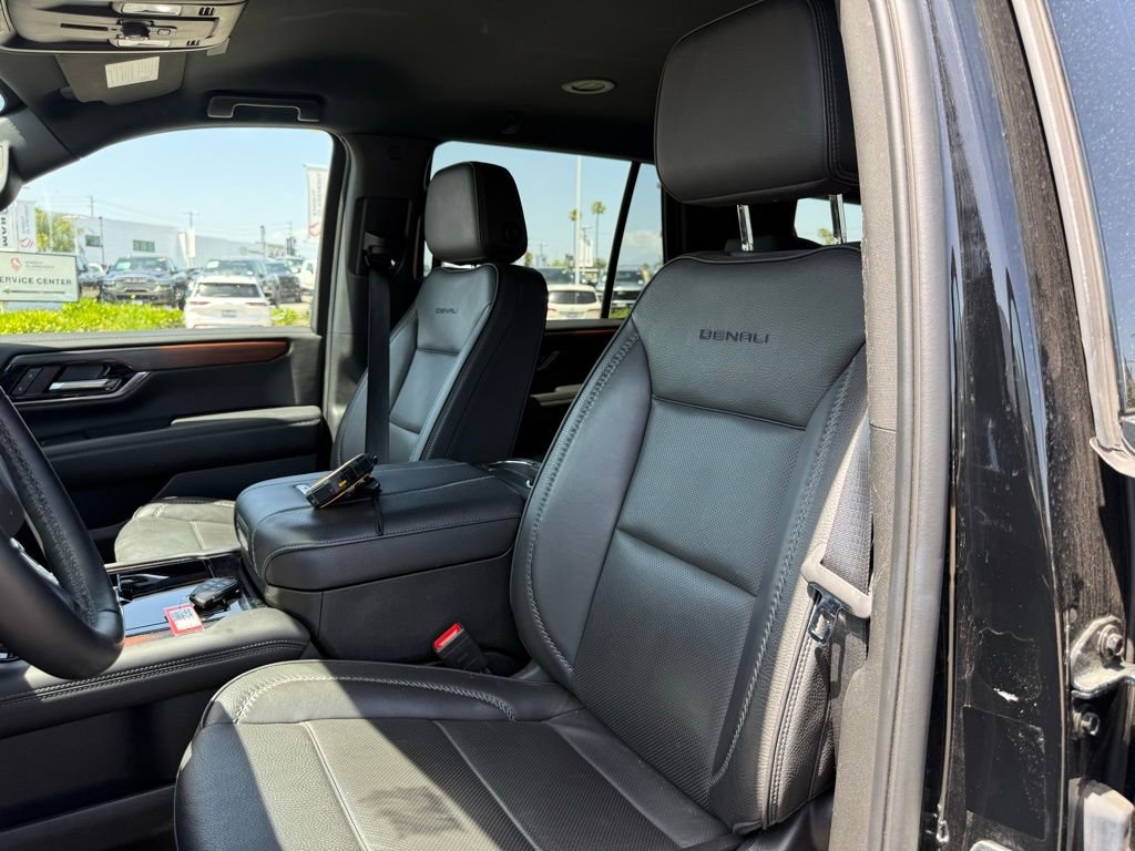 Used 2025 GMC Yukon Denali AWD/4WD image 5