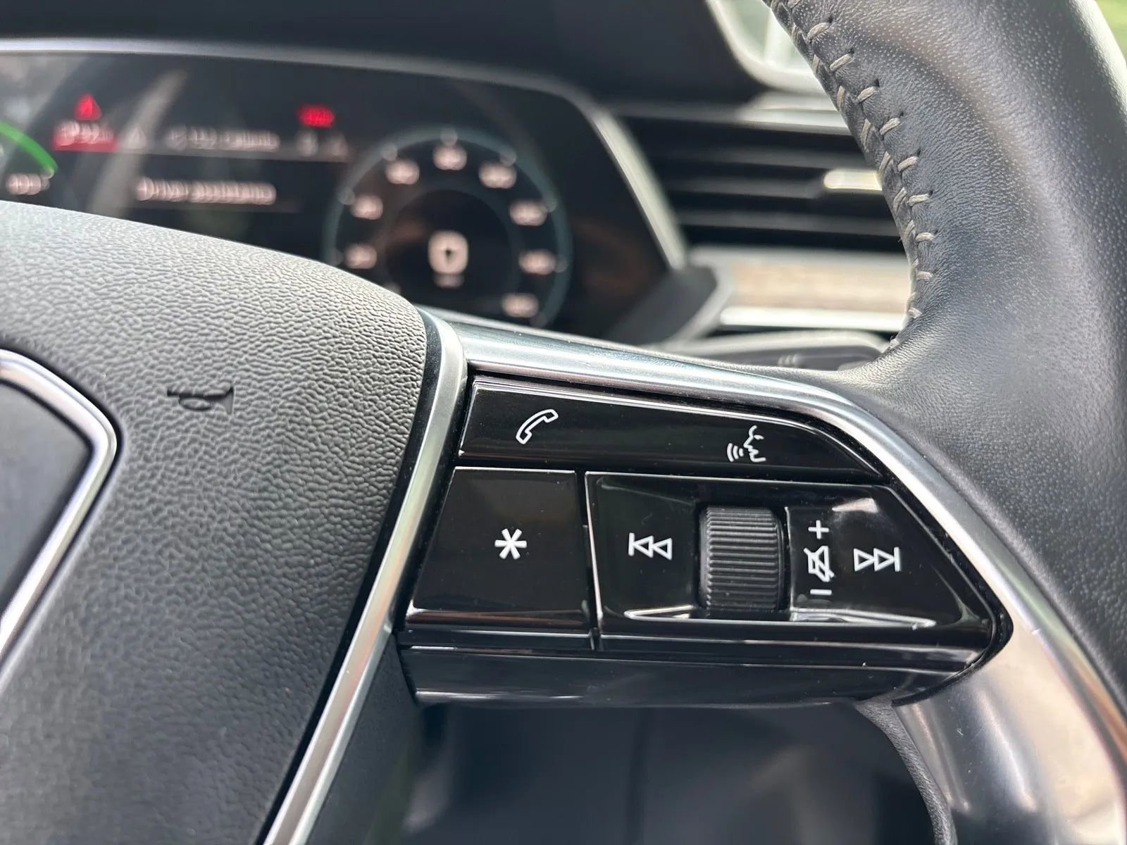 Used 2019 Audi e-tron Premium Plus image 17