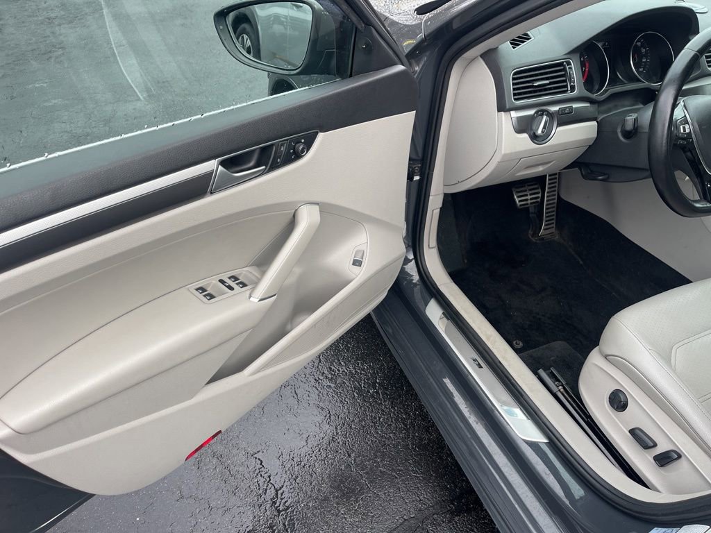 Used 2016 Volkswagen Passat 1.8T R-Line image 13