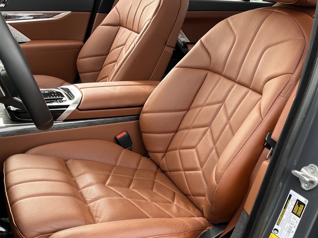 Used 2024 BMW i7 xDrive60 w/ Executive Package image 16