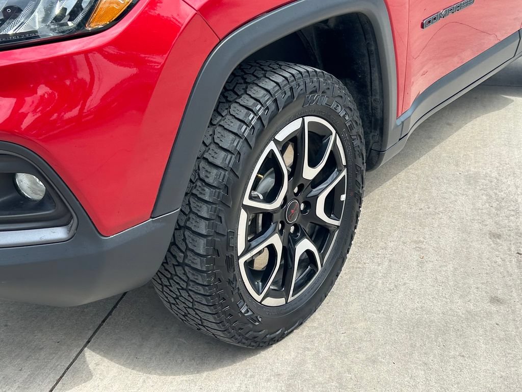 Used 2025 Jeep Compass Trailhawk AWD/4WD image 9