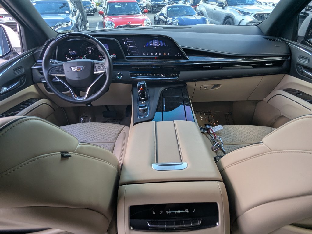 Used 2023 Cadillac Escalade ESV Premium Luxury AWD/4WD image 2