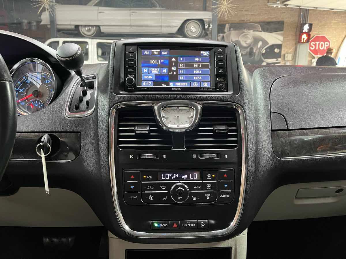 Used 2016 Chrysler Town & Country Touring w/ Driver Convenience Group FWD image 17