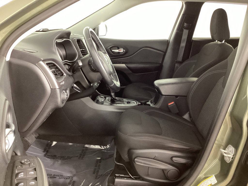 Used 2019 Jeep Cherokee Latitude w/ Cold Weather Group AWD/4WD image 10