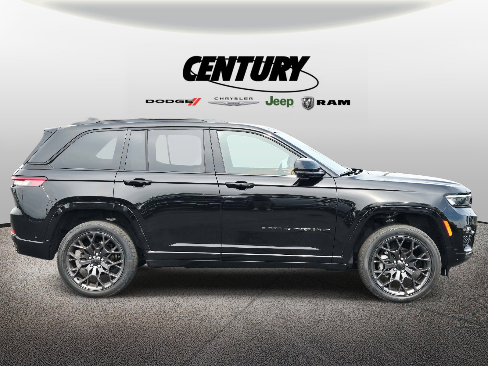Used 2024 Jeep Grand Cherokee Summit AWD/4WD image 2