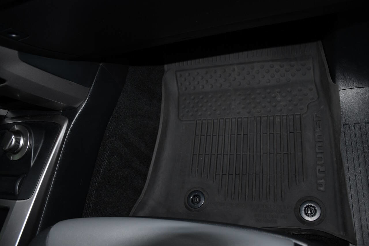 Used 2022 Toyota 4Runner SR5 Premium w/ Moonroof Package AWD/4WD image 26