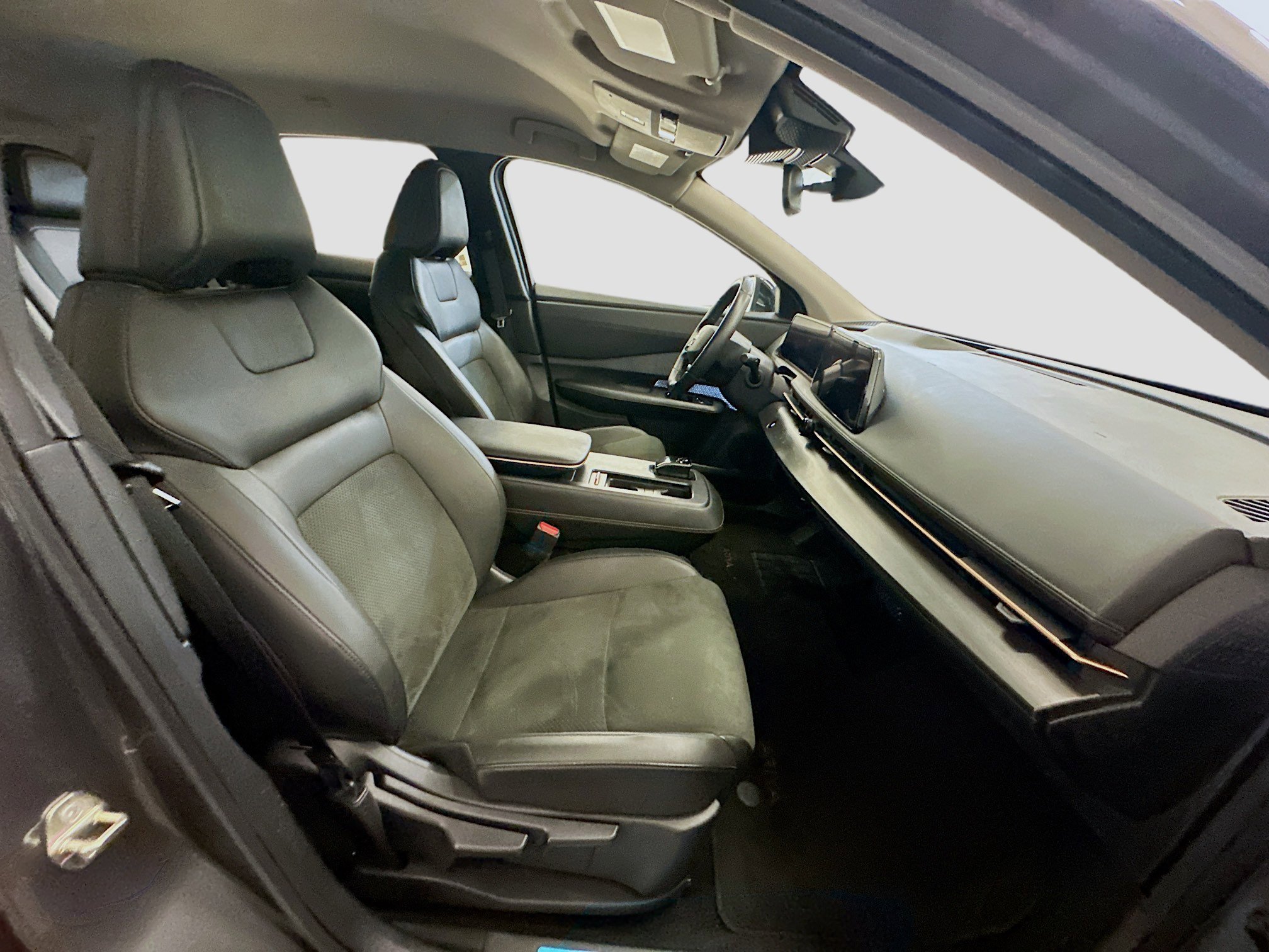 Used 2023 Nissan Ariya AWD image 32
