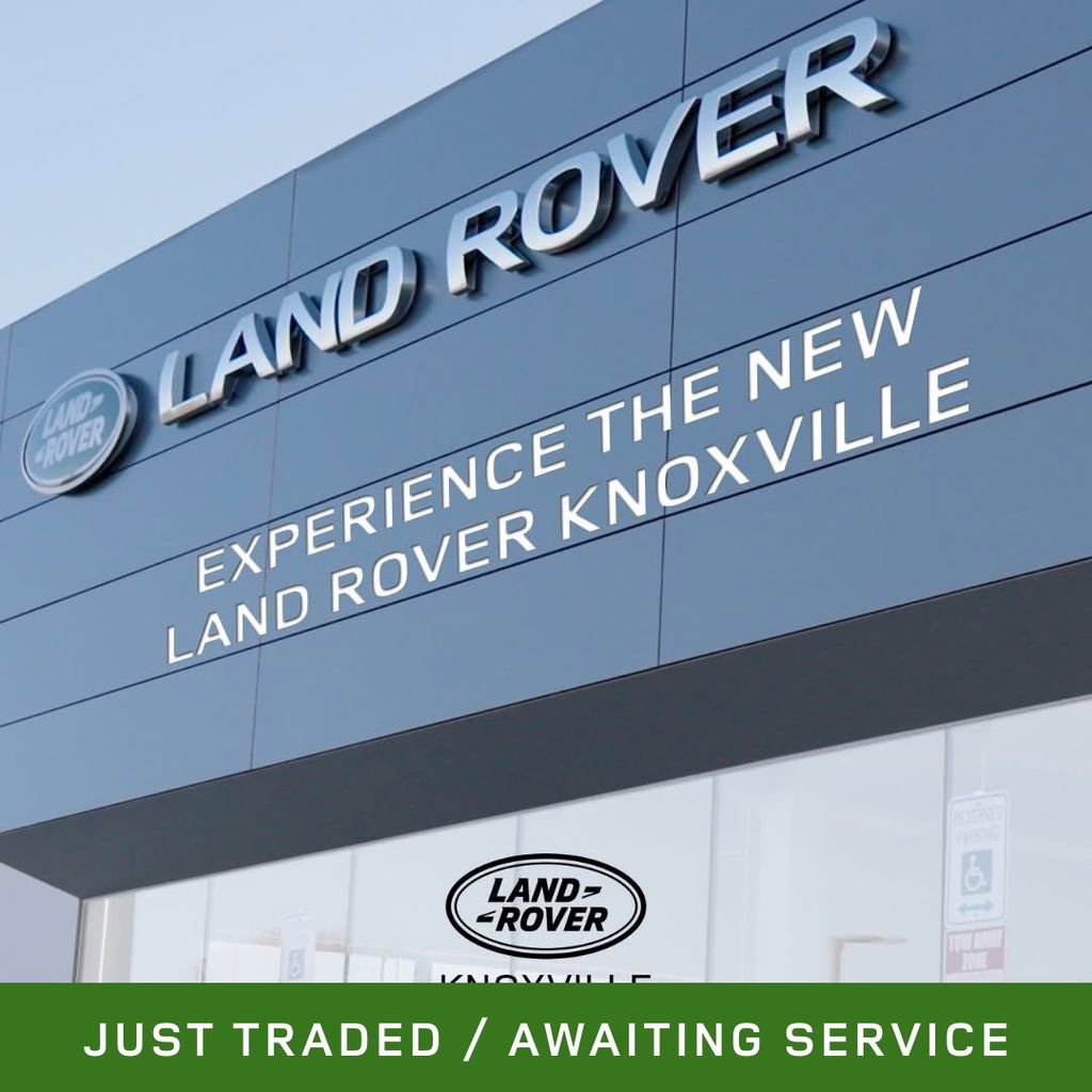 Used 2018 Land Rover Discovery SE image 3