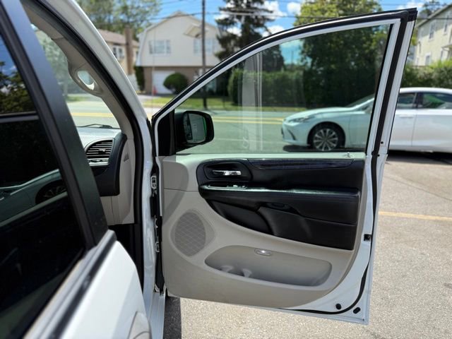 Used 2019 Dodge Grand Caravan SE w/ UConnect Hands-Free Group image 31