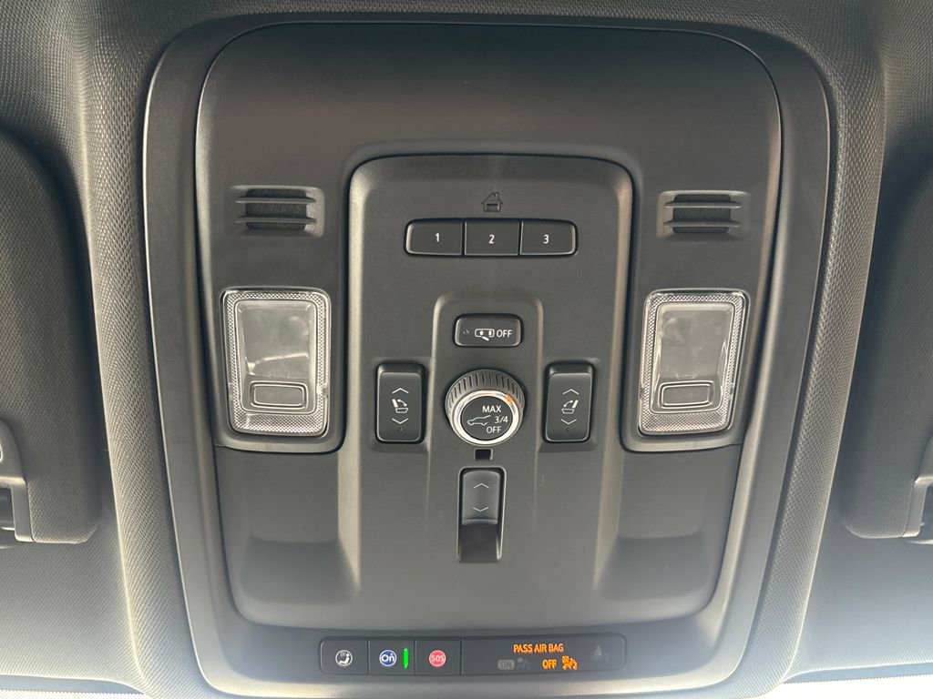 Used 2023 Chevrolet Suburban Premier image 16