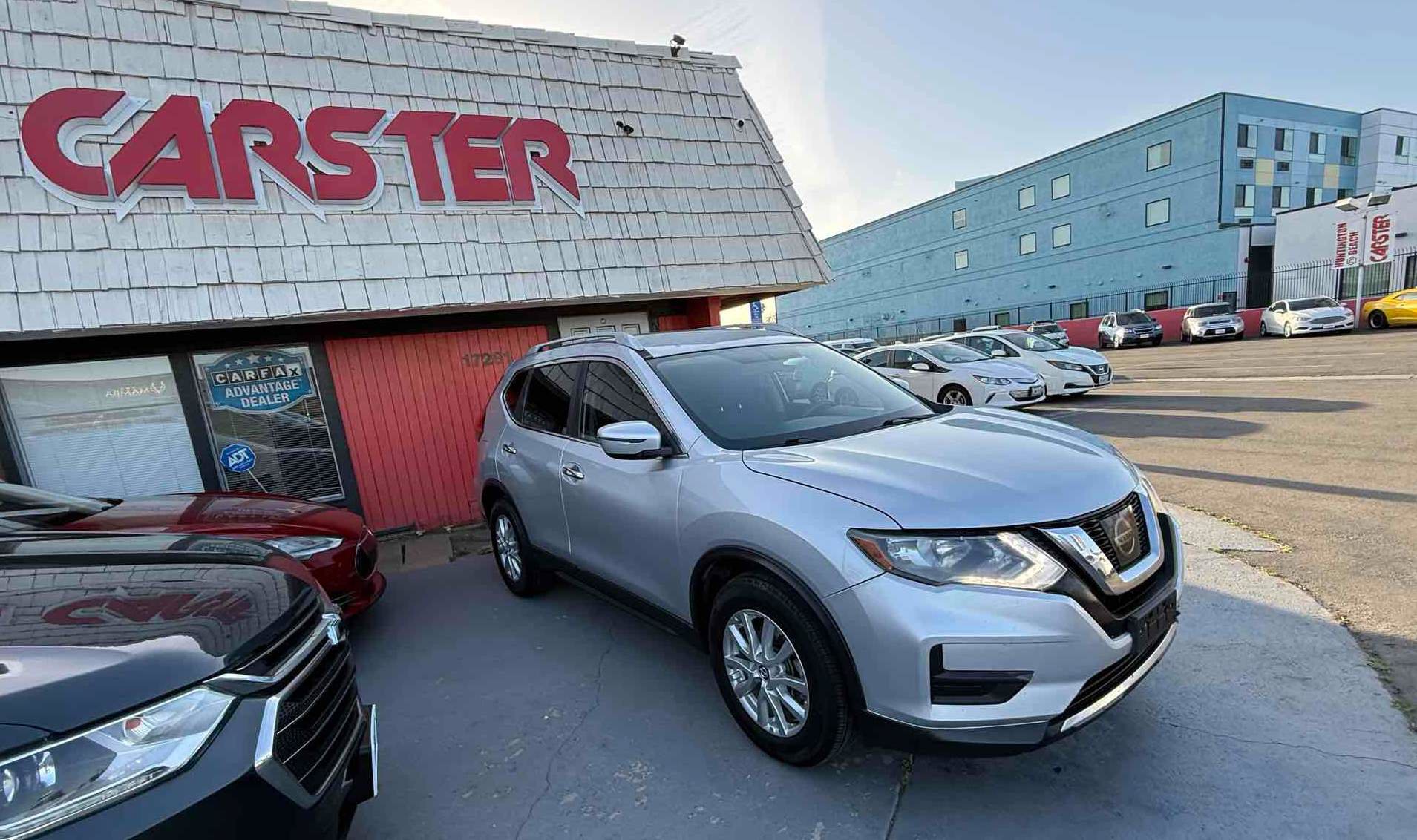 Used 2017 Nissan Rogue SV FWD image 2