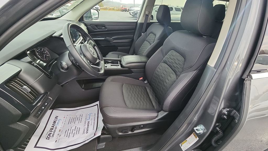 Used 2025 Nissan Pathfinder SV image 15