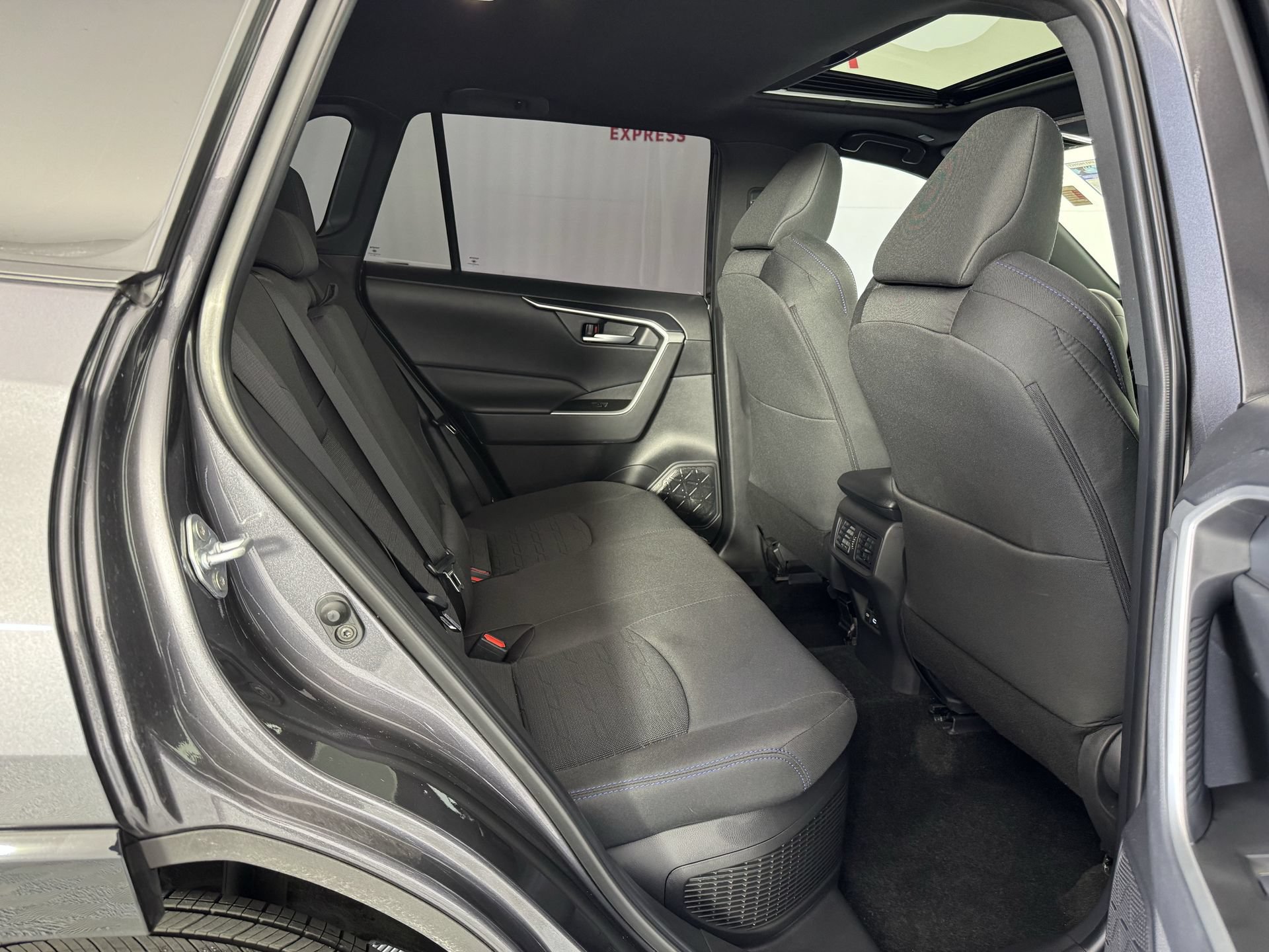 Used 2025 Toyota RAV4 SE w/ Convenience Package AWD/4WD image 18