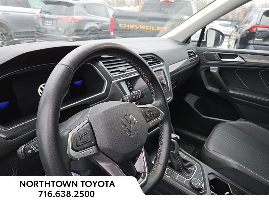 Used 2022 Volkswagen Tiguan SE w/ Panoramic Sunroof Package image 14