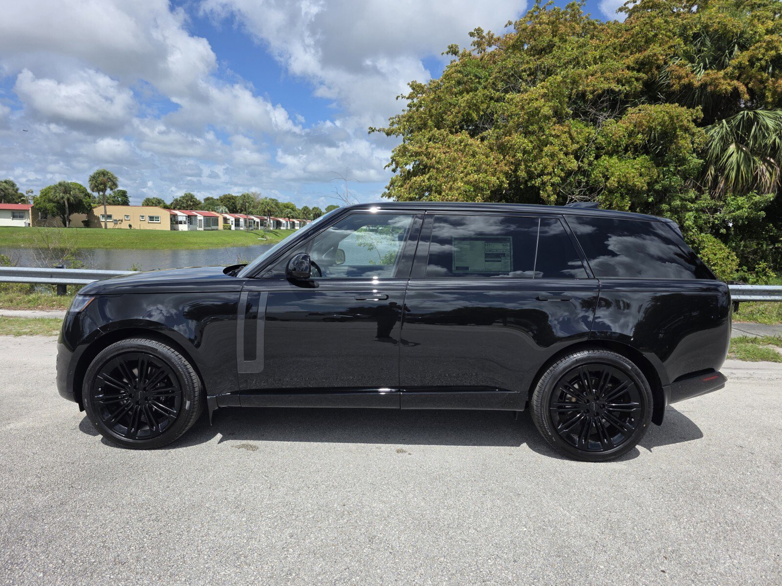 New 2026 Land Rover Range Rover Long Wheelbase SE AWD/4WD image 7
