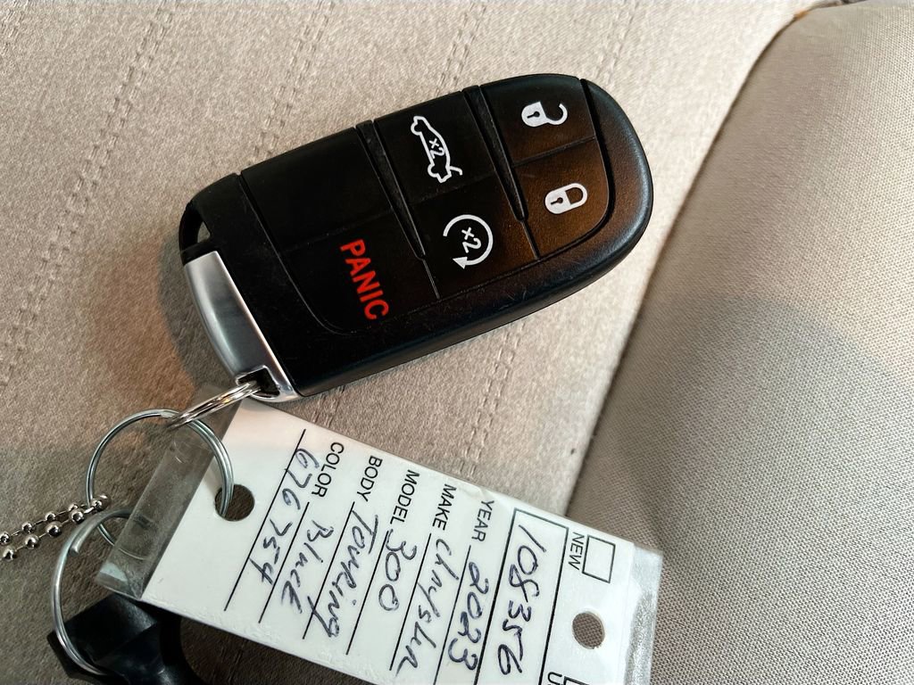 Used 2023 Chrysler 300 Touring w/ Safetytec Plus Group image 32