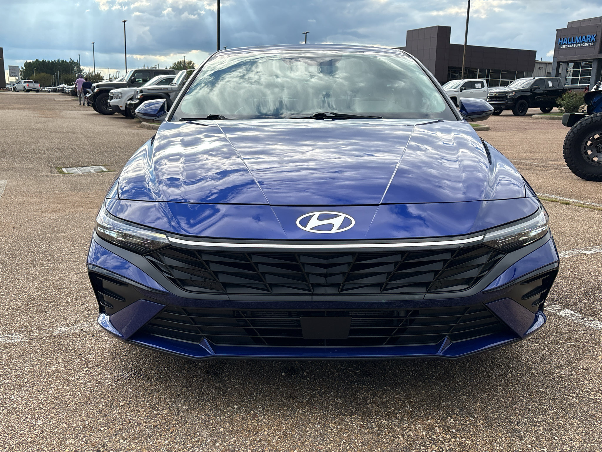Used 2025 Hyundai Elantra Limited FWD image 2