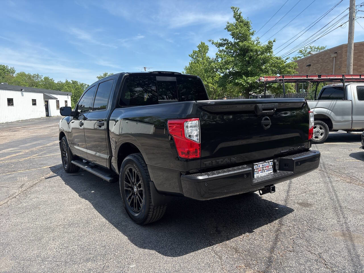 Used 2018 Nissan Titan SV w/ SV Convenience Package AWD/4WD image 3