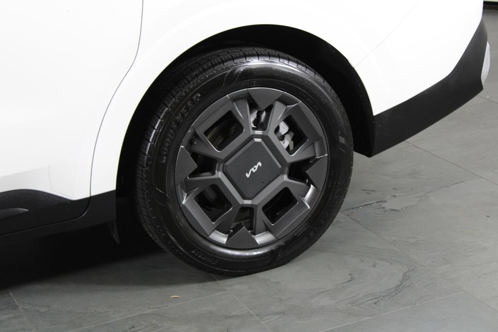 Used 2025 Kia Carnival EX FWD image 14