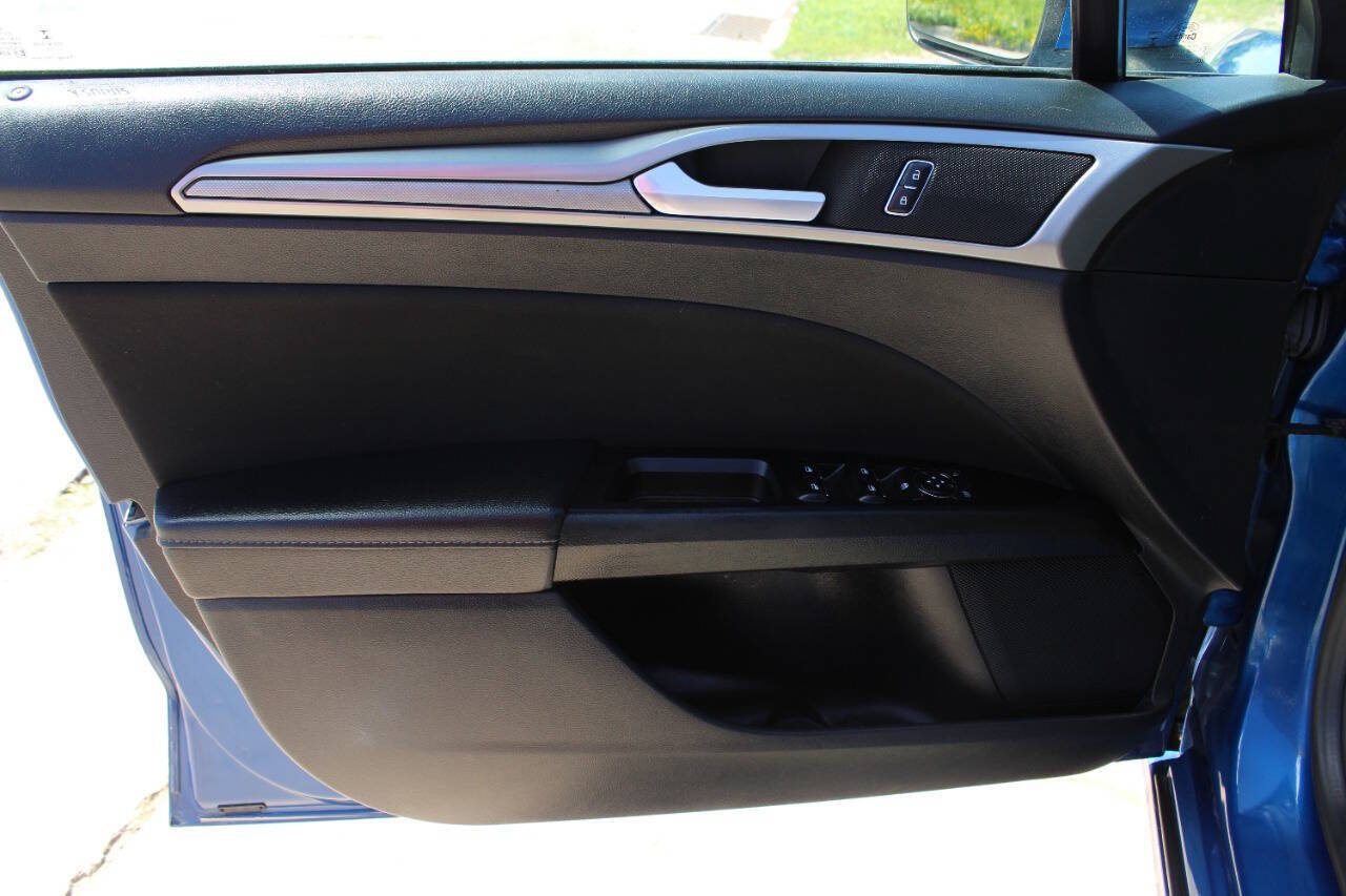 Used 2017 Ford Fusion SE w/ Fusion SE Technology Package FWD image 15