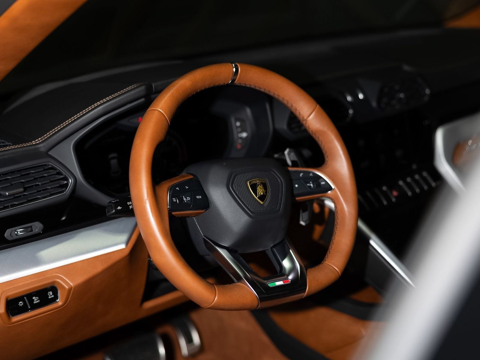 Used 2021 Lamborghini Urus AWD/4WD image 27