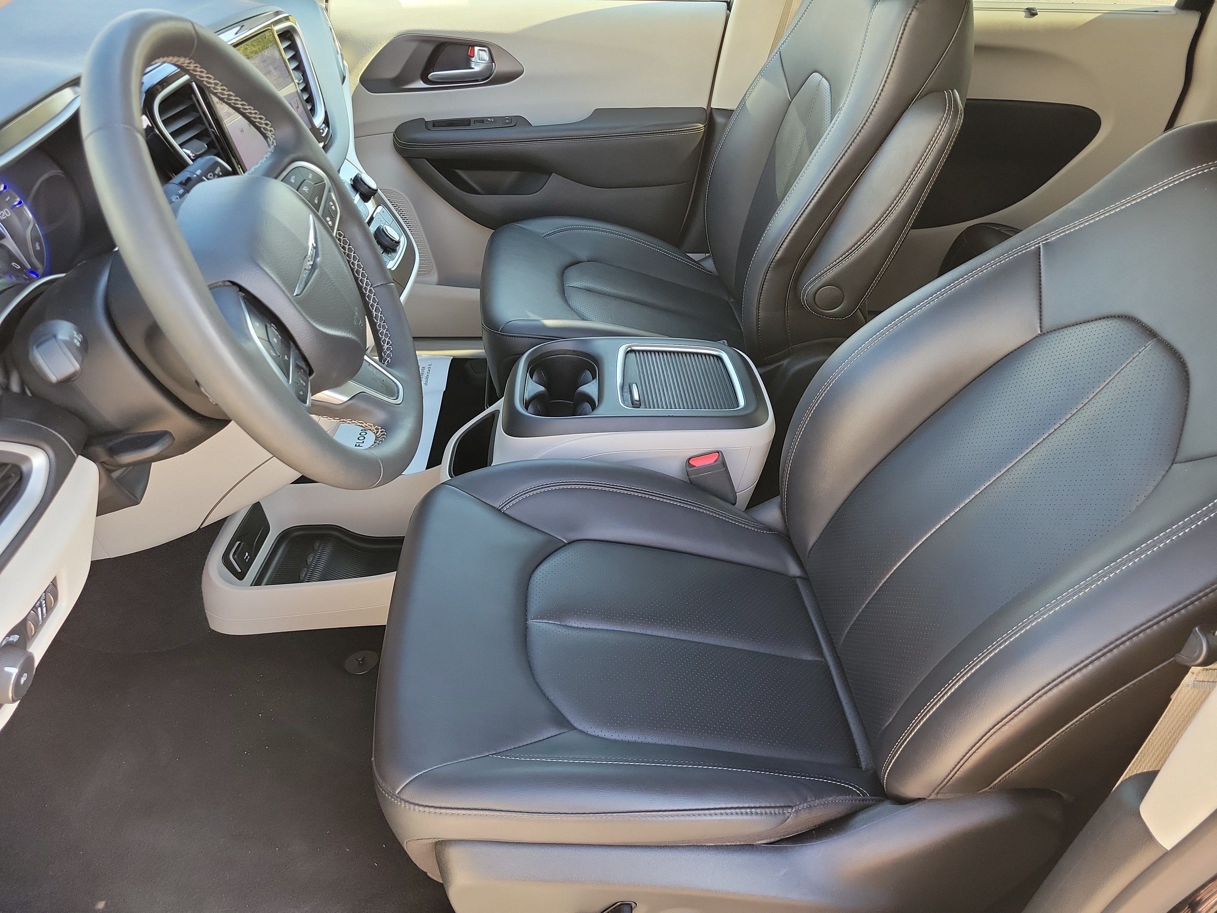 Used 2024 Chrysler Pacifica Touring-L FWD image 9