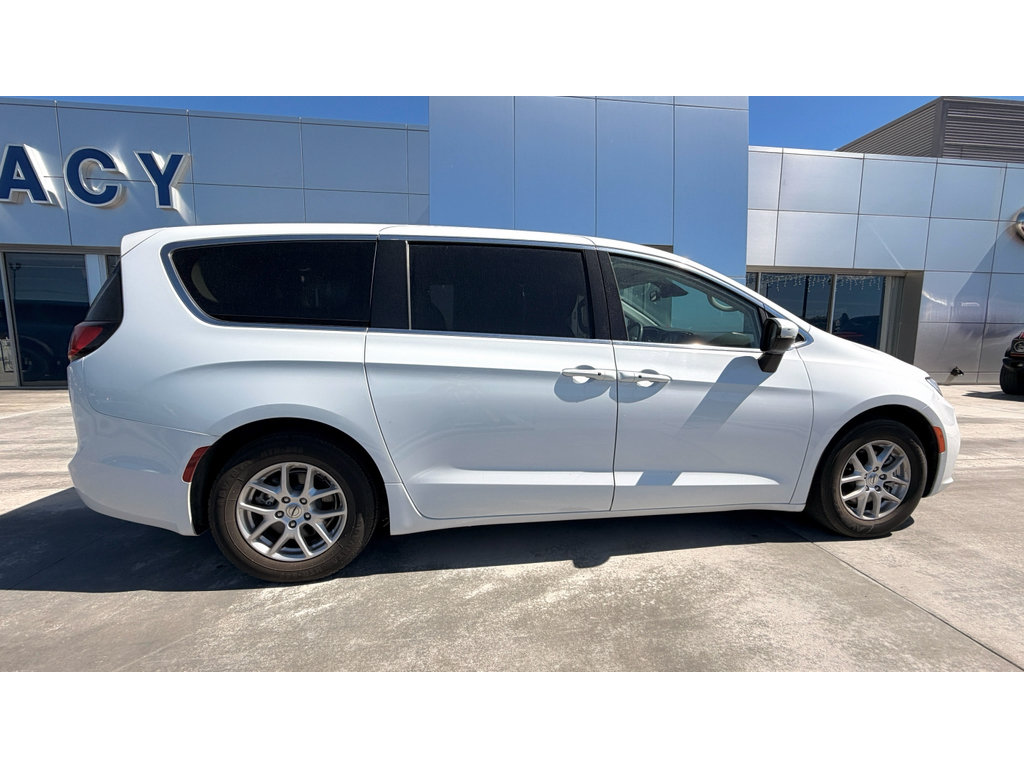Used 2023 Chrysler Pacifica Touring-L FWD image 8
