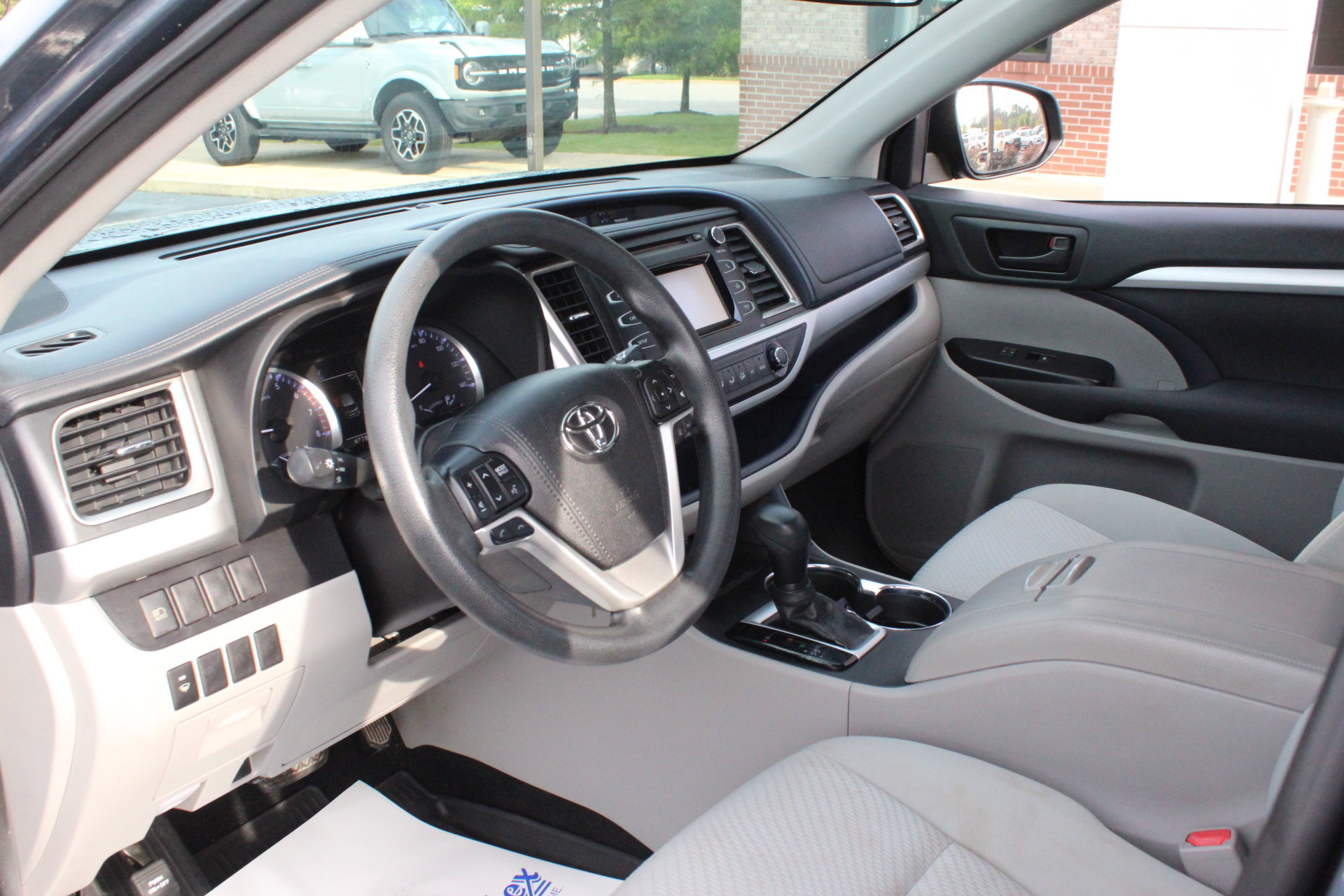 Used 2019 Toyota Highlander LE FWD image 12