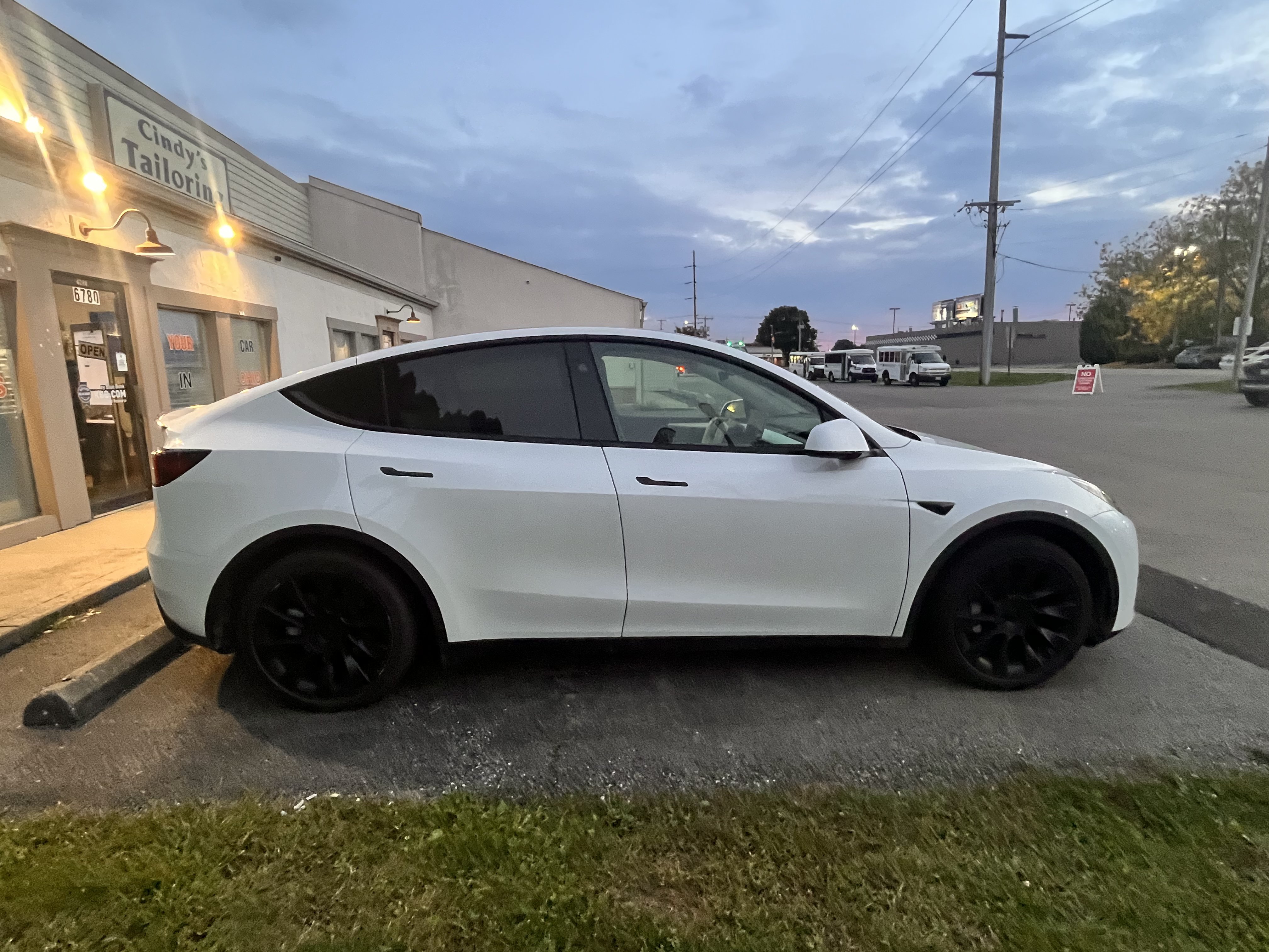 Used 2023 Tesla Model Y Long Range AWD/4WD image 4