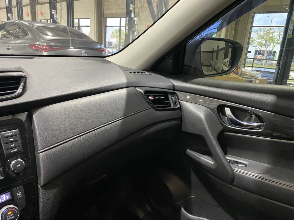 Used 2018 Nissan Rogue SV w/ Premium Package FWD image 4