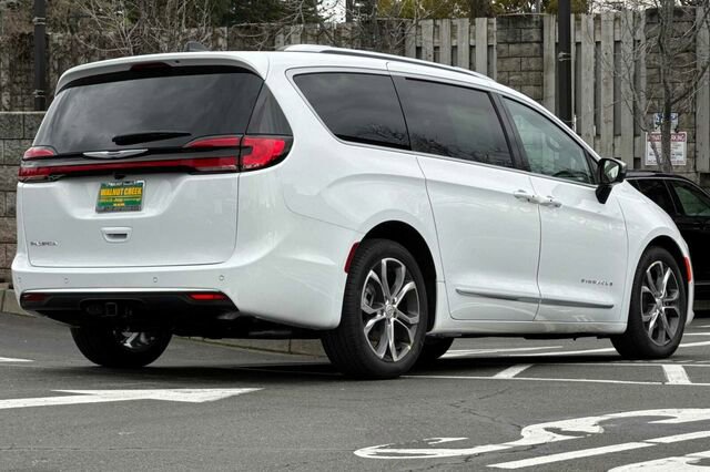 New 2026 Chrysler Pacifica Pinnacle image 4