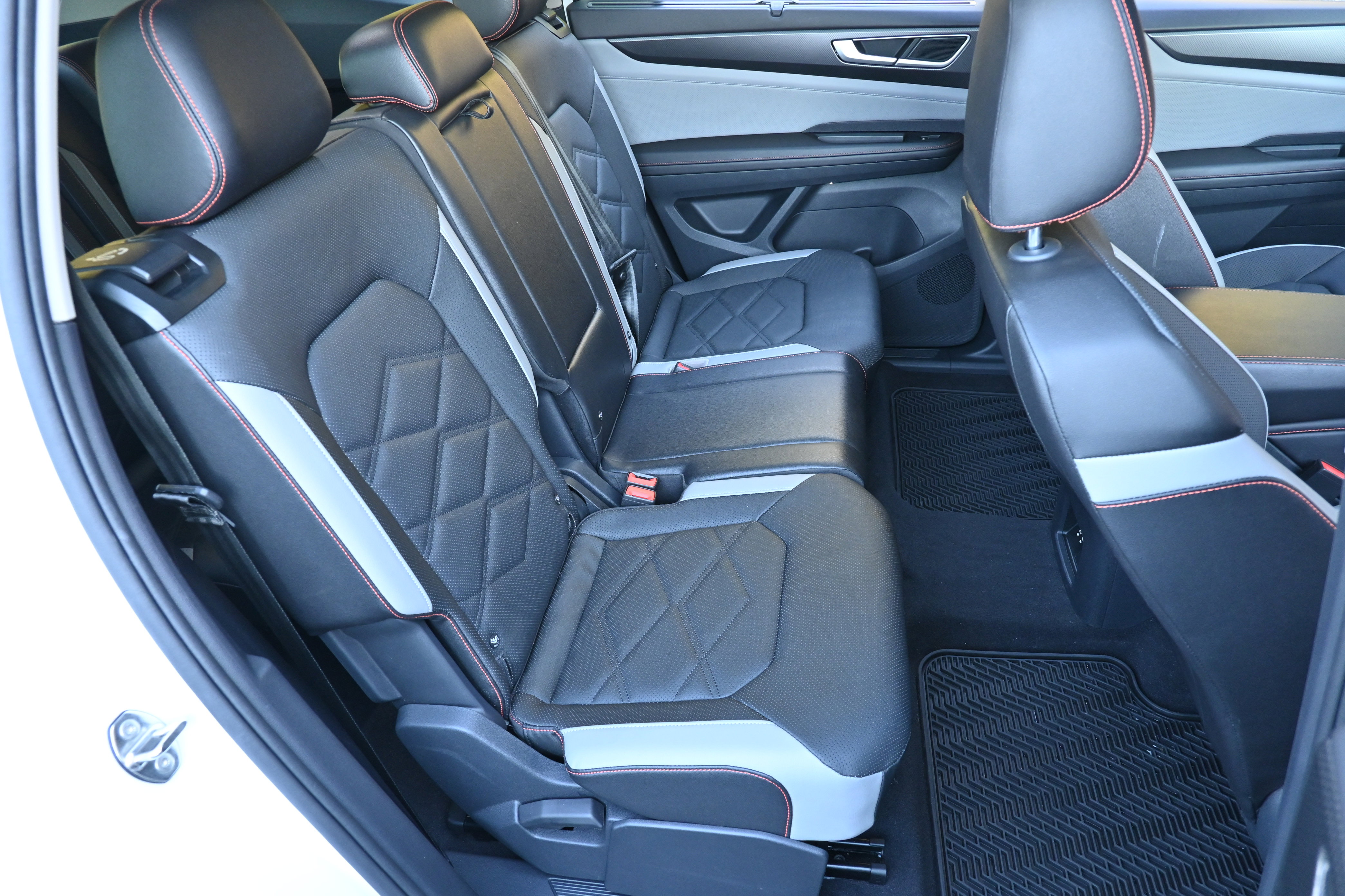 Used 2025 Volkswagen Atlas Peak Edition SE image 21