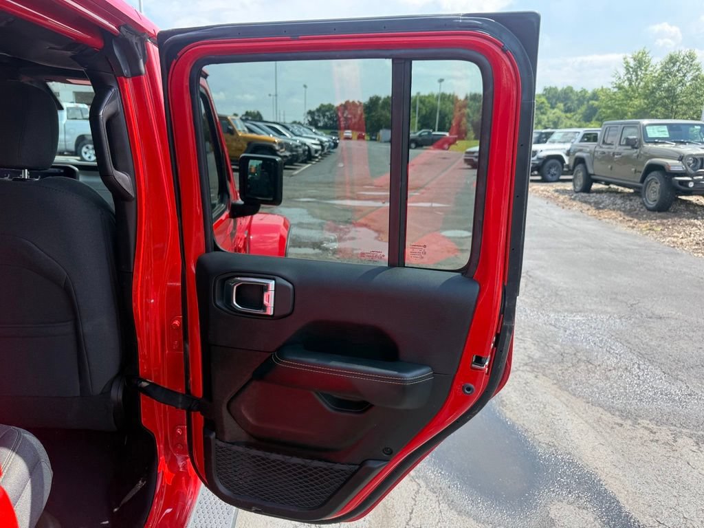 Used 2025 Jeep Wrangler Unlimited Sahara AWD/4WD image 48