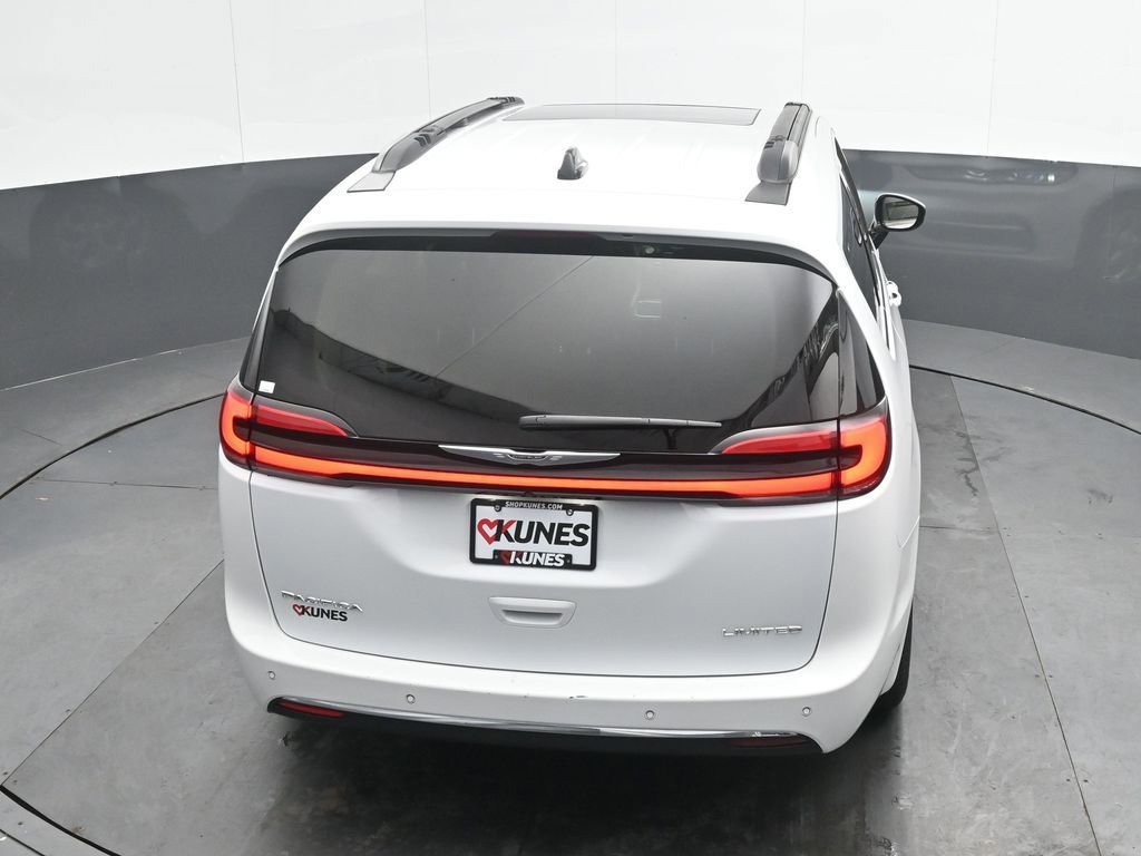 Used 2023 Chrysler Pacifica Limited FWD image 34