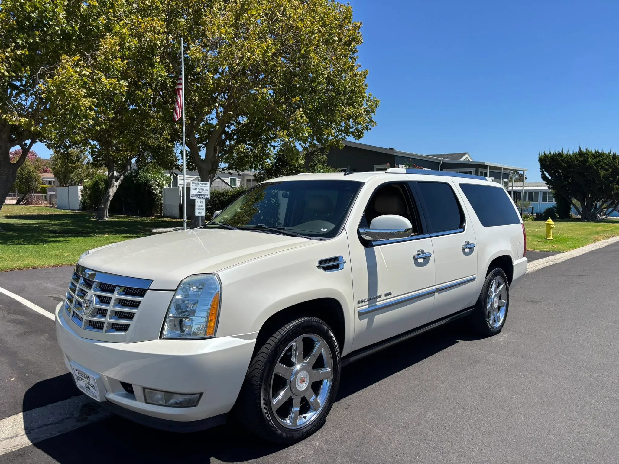Used 2012 Cadillac Escalade ESV Luxury AWD/4WD image 5