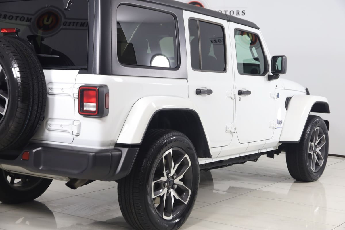 Used 2024 Jeep Wrangler Unlimited w/ Convenience Group AWD/4WD image 40