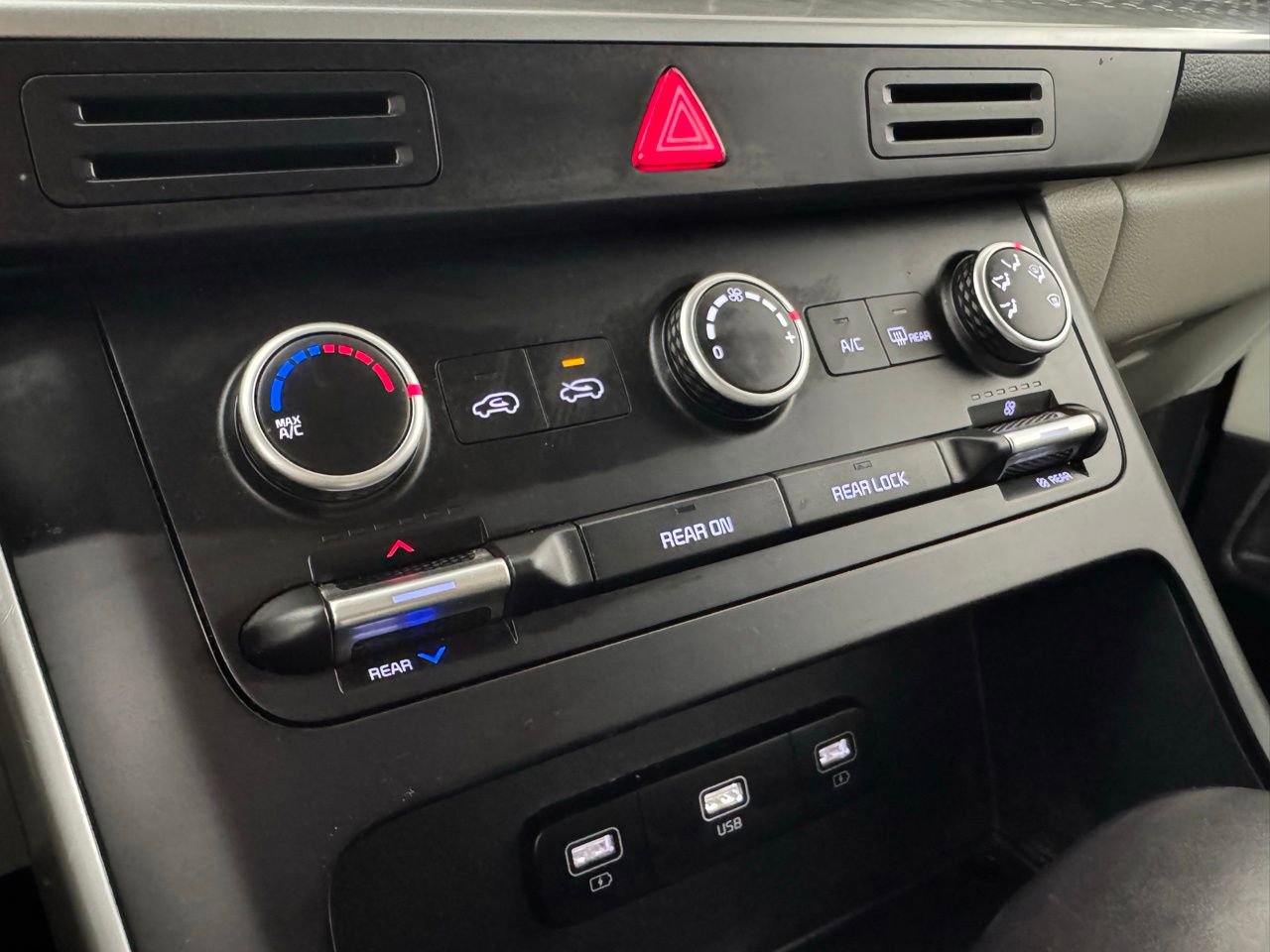 Used 2023 Kia Carnival LX image 20