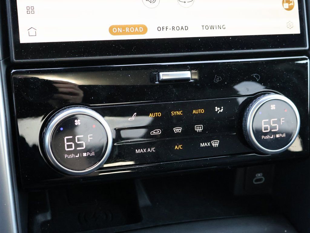 Used 2025 Land Rover Discovery S image 26