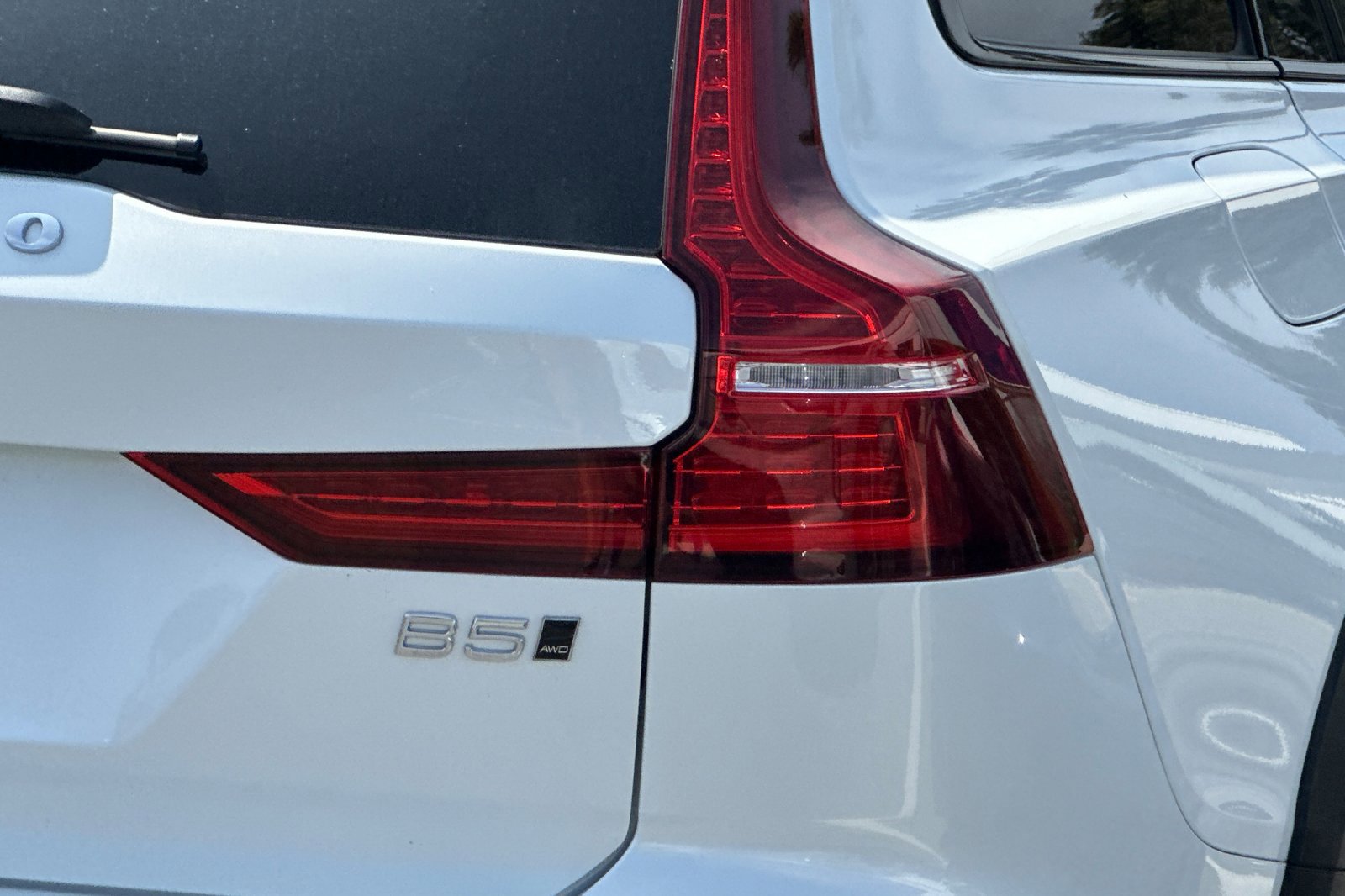 Certified 2025 Volvo V60 B5 Cross Country Plus image 33