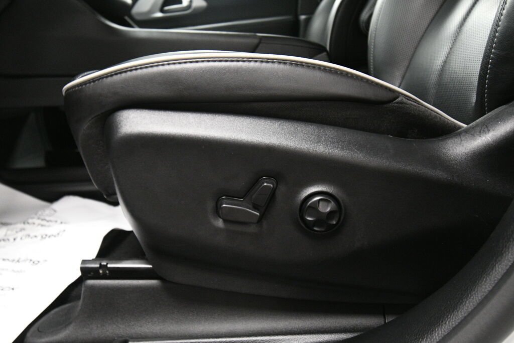 Used 2025 Chrysler Pacifica Limited FWD image 10