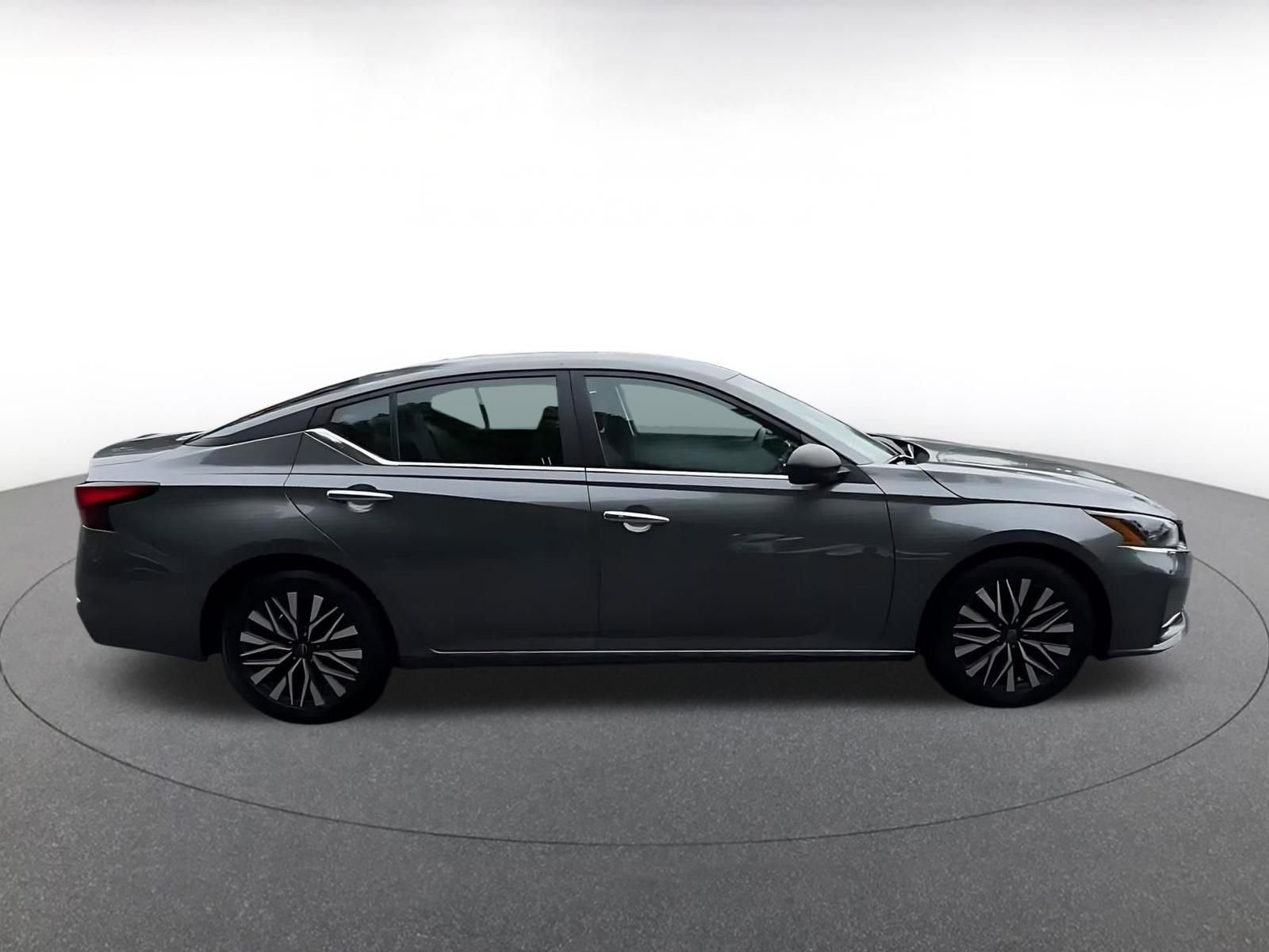 Used 2025 Nissan Altima 2.5 SV FWD image 15